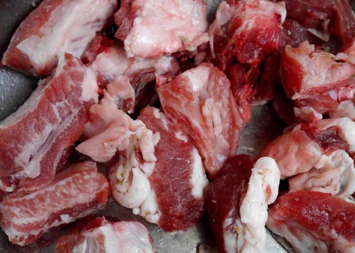 Pork pieces cutting