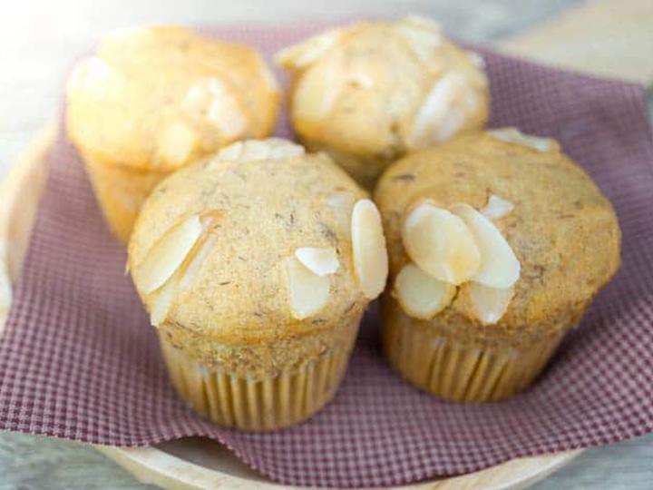 Cakes with sliced almonds