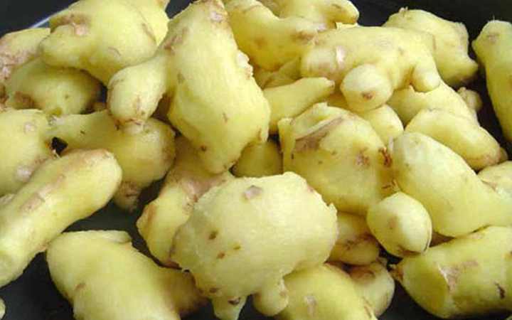 Washed and peeled ginger